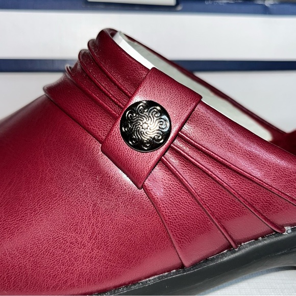 Croft & Barrow red faux leather slide-on clogs NEW - 7.5 - Picture 4 of 11
